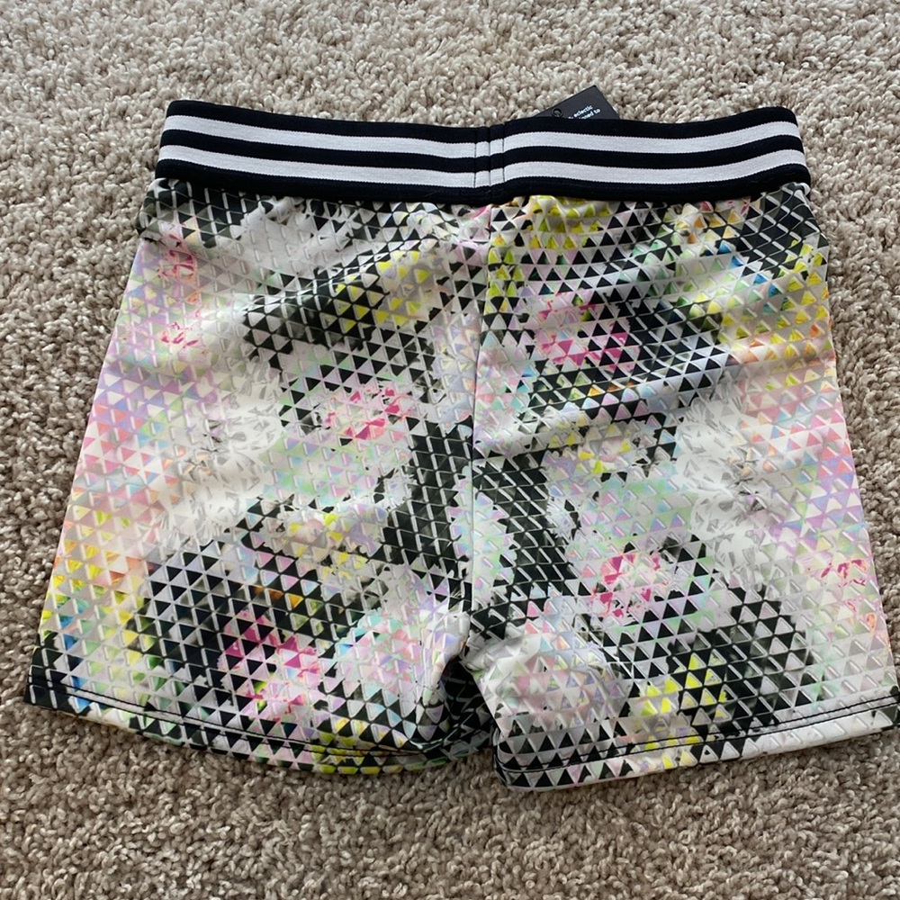 Onzie Yoga Elastic Short. BNWT. S/M